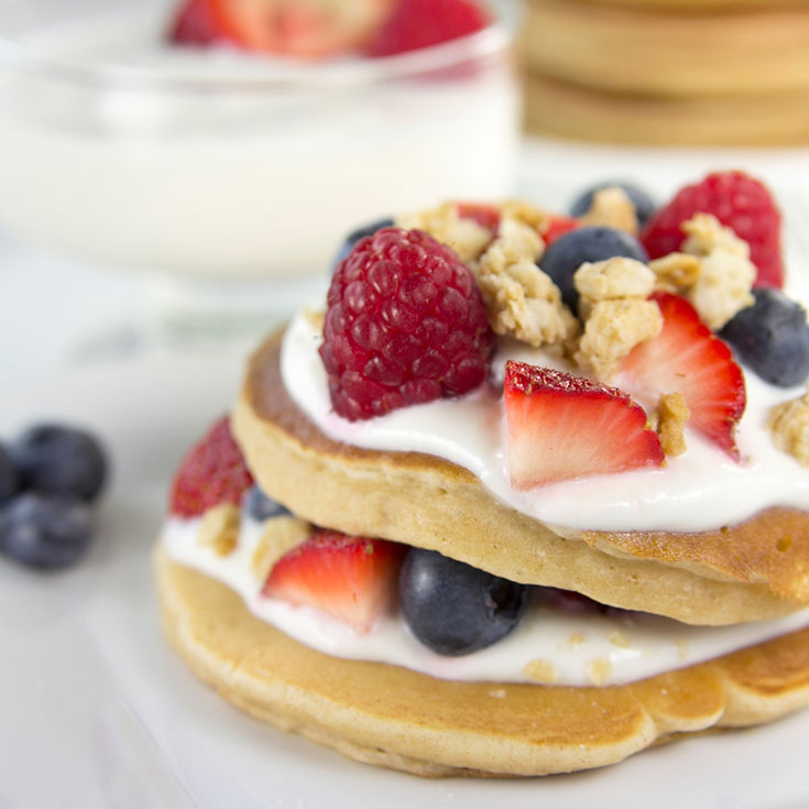 pancakes with yogurt and fruit topping