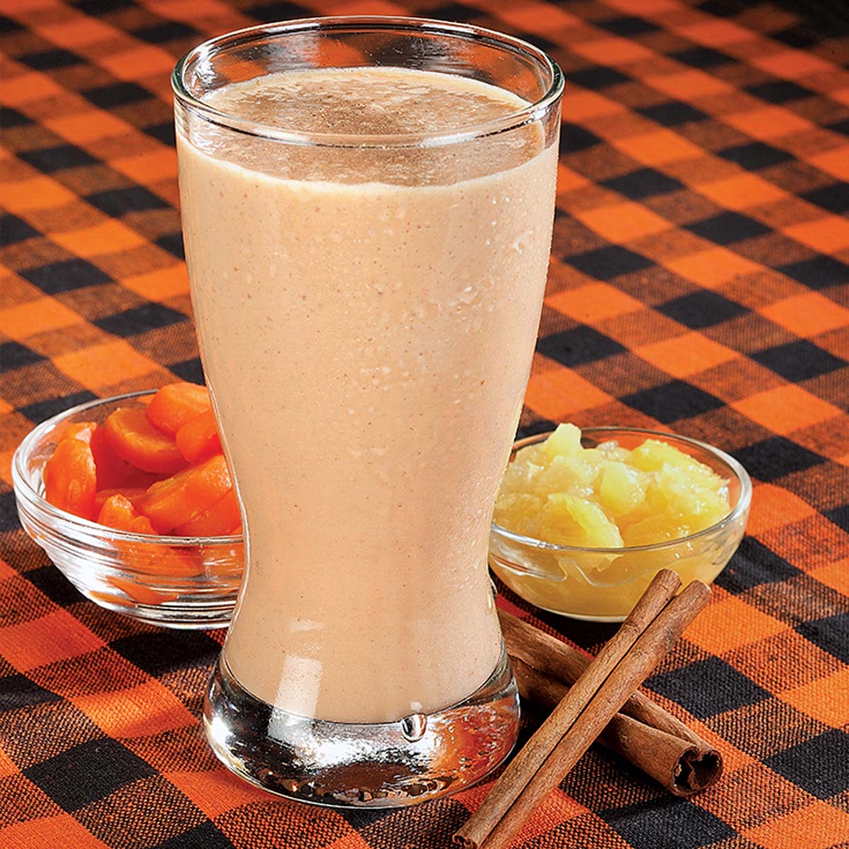 carrot cake smoothie in a glass